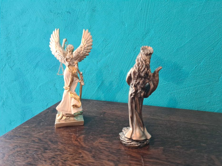 Статуетки на Фортуна и Темида