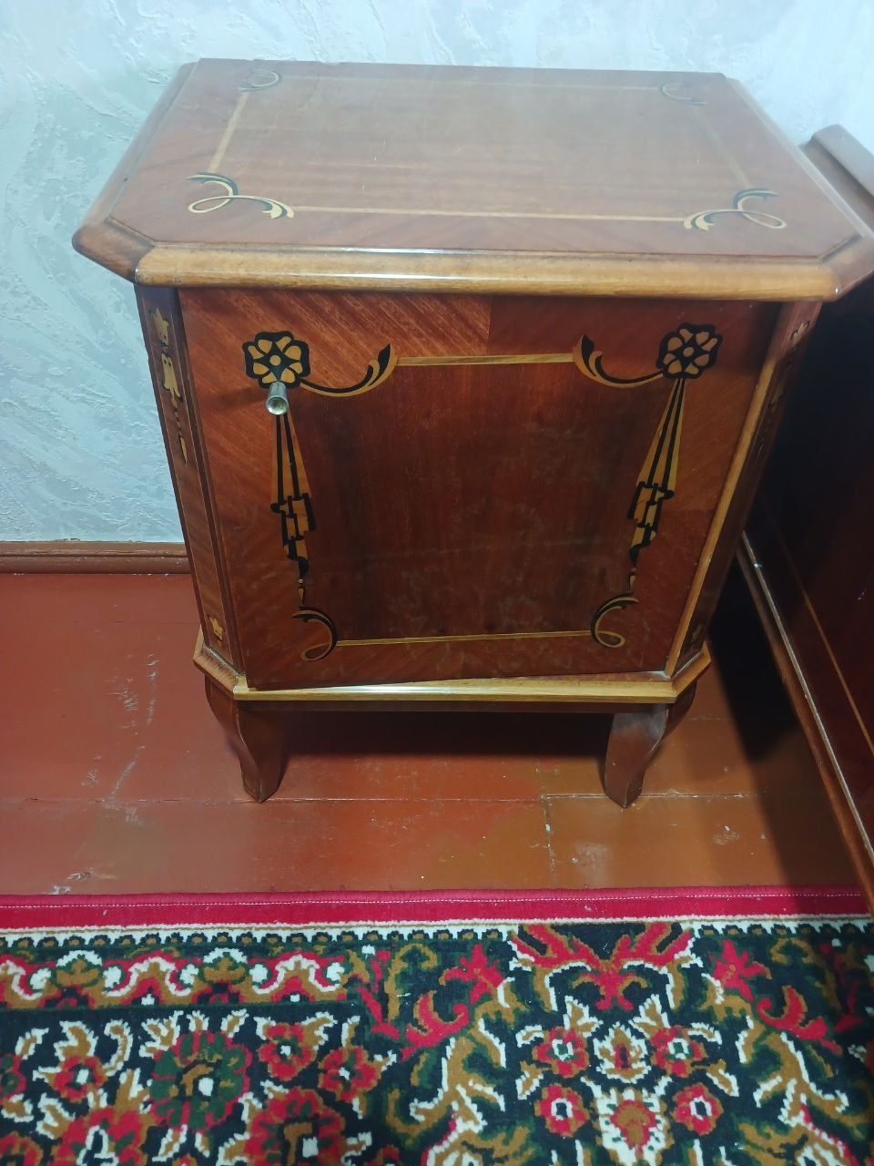 Продается  старинный  журнальный стол .