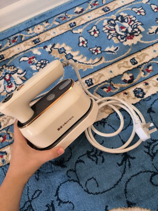 Утюг бежевый маленький