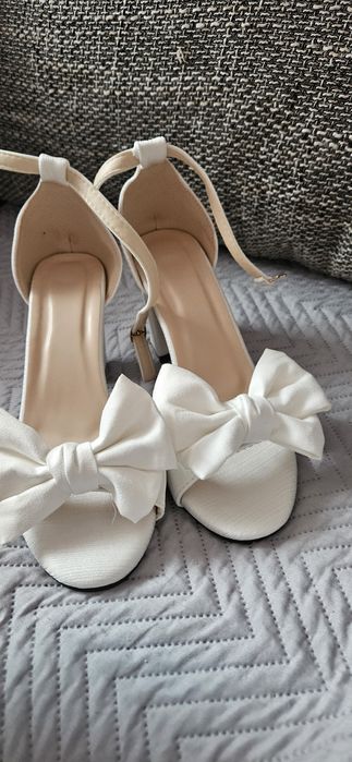 Sandale albe cu fundiță