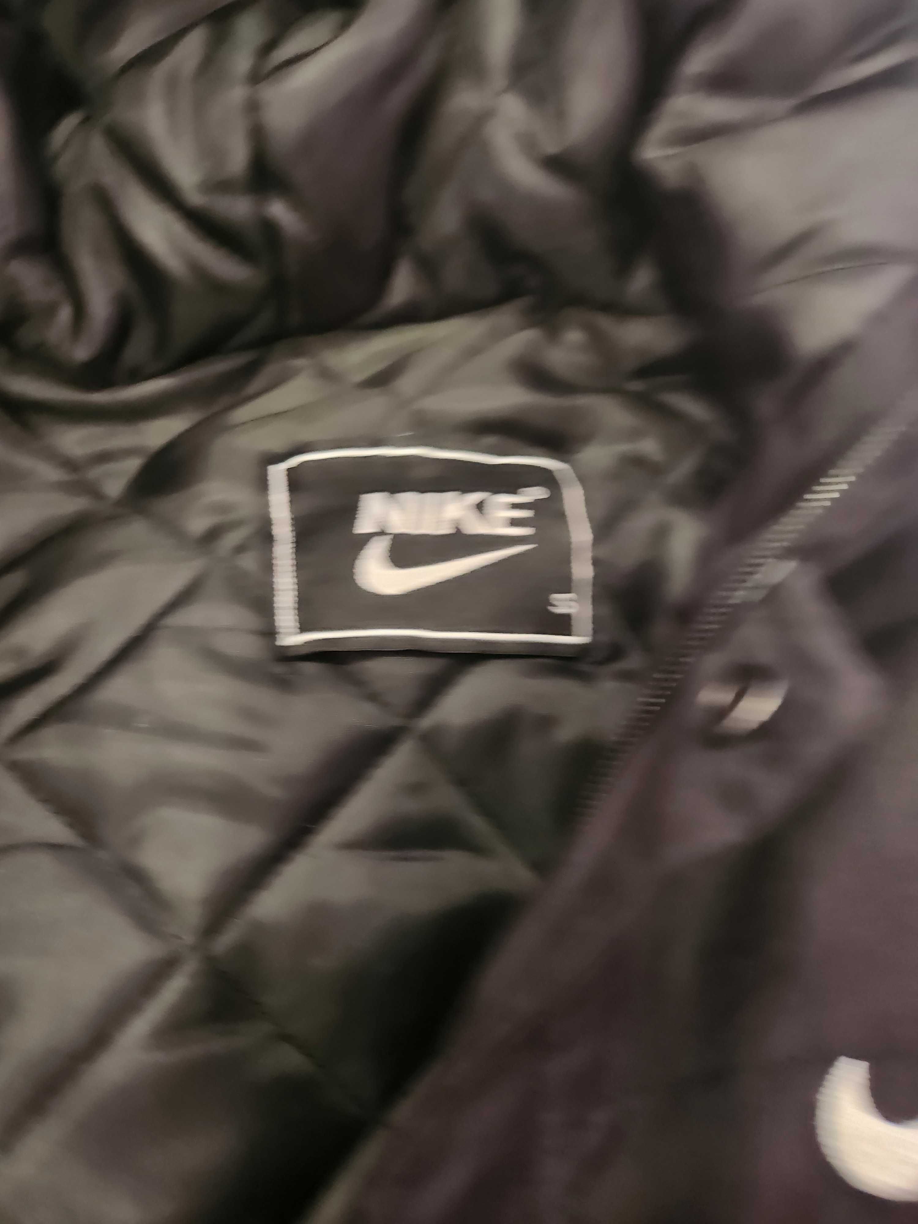 Ново модерно яке Nike s
