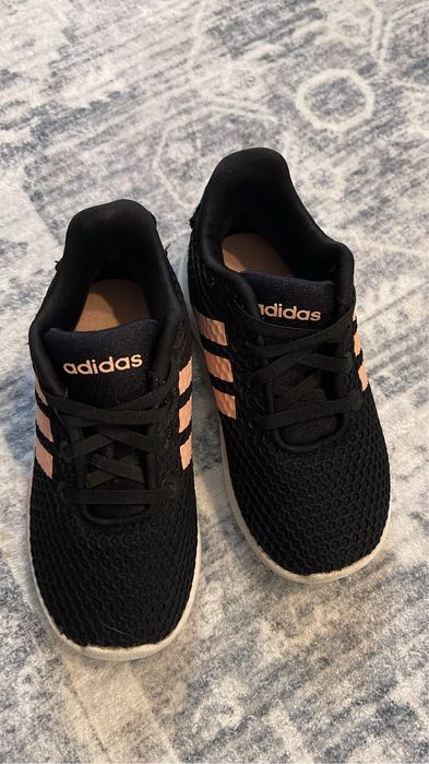 Adidasi ,,Adidas ‘ marimea 24 cu 14 cm in interior