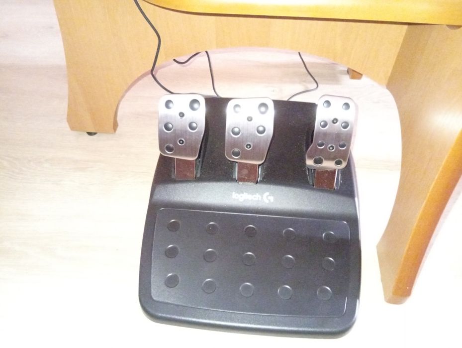 Vând volan cu pedale și schimbător PS4 PS5