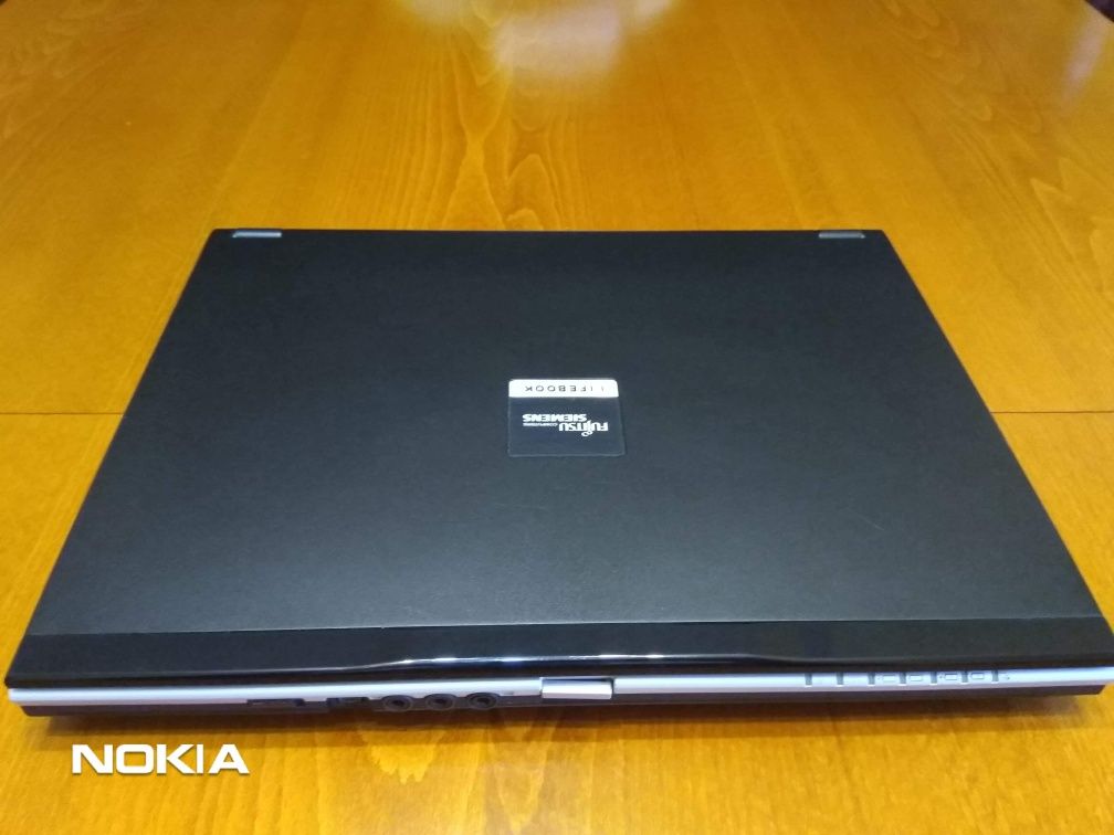 Лаптоп Fujitsu Siemens с докинг станция, безжична мишка и чанта Golla
