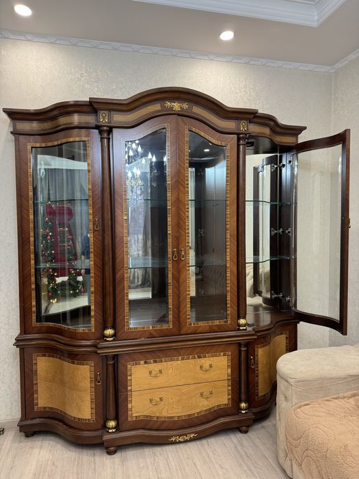 Продам б/у сервант. Состояние хорошее, аккуратный и ухоженный.