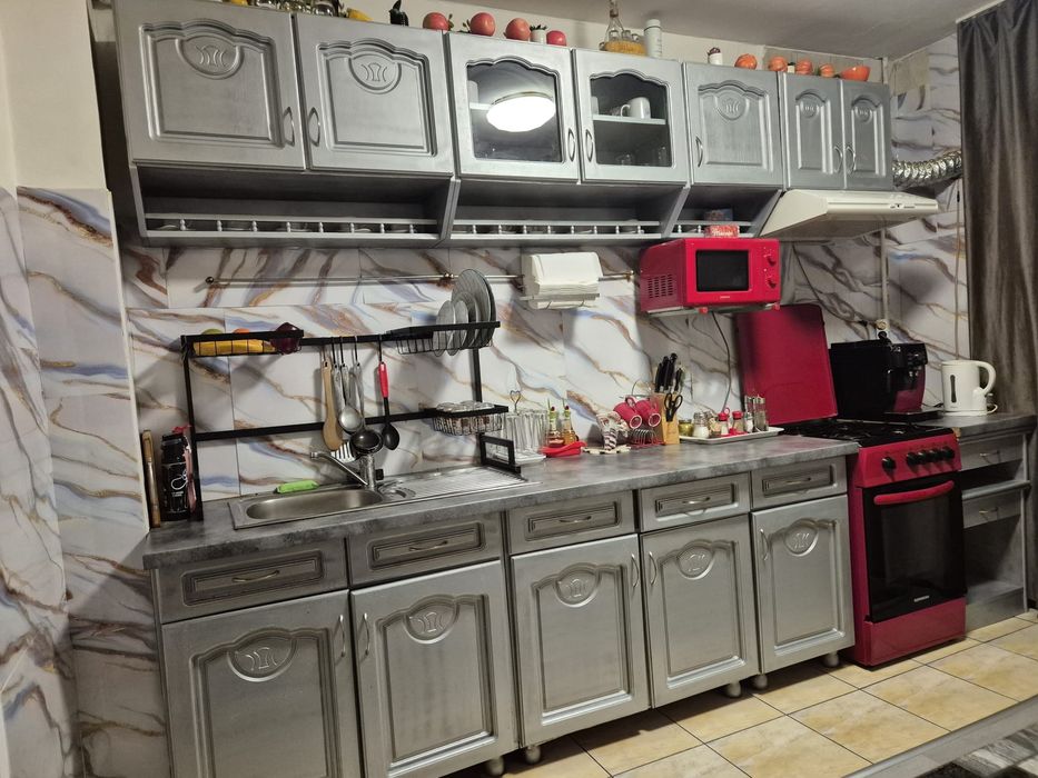 Mobilier bucătărie din LEMN MASIV+blat+dulapuri suspendate+chiuvetă