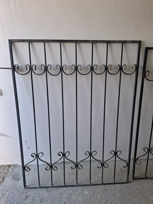 Железные решётки на окна. В хорошем состоянии.