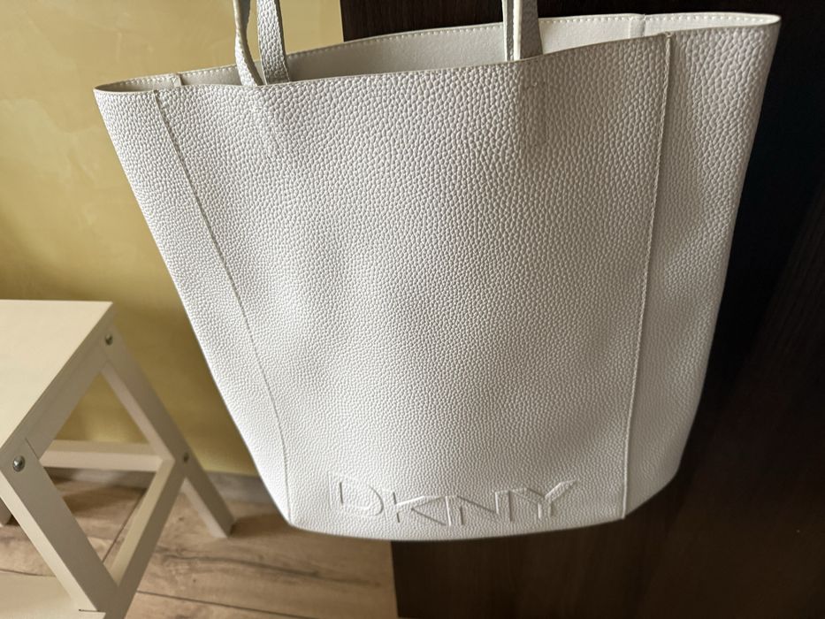 Бяла дамска чанта DKNY