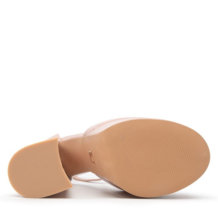 Чисто нови обувки на ток