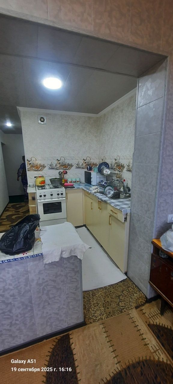 Продаётся 2 ком кв в чирчике 2 мкн 4 этаж  около канечки