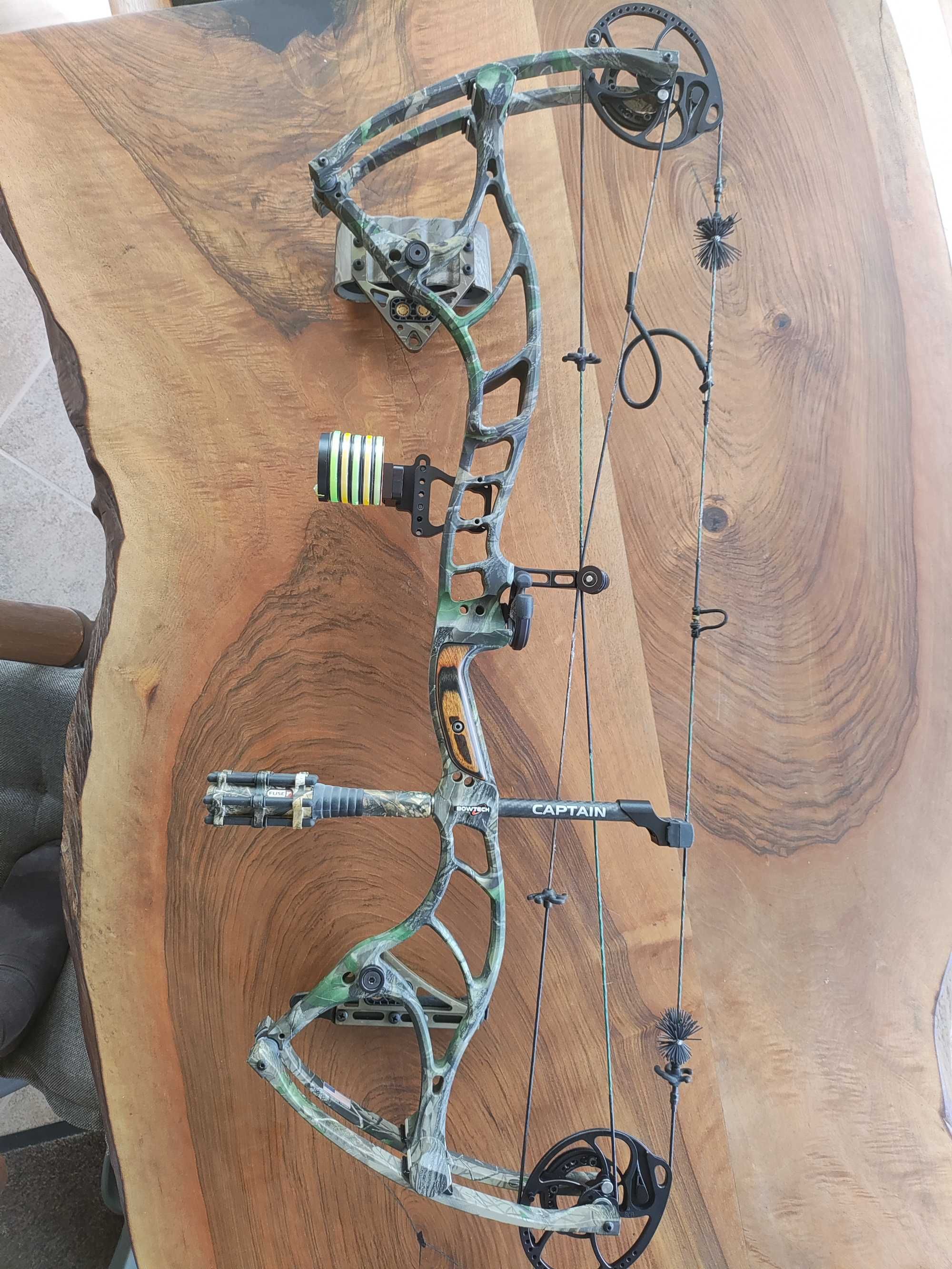 Композитен лък за спорт и лов  Bowtech