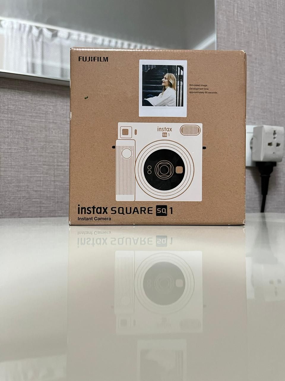 Продам моментальную камеру Instax Square 1