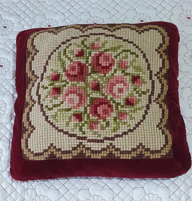 Vând fete de pernă decorative lucrate manual.