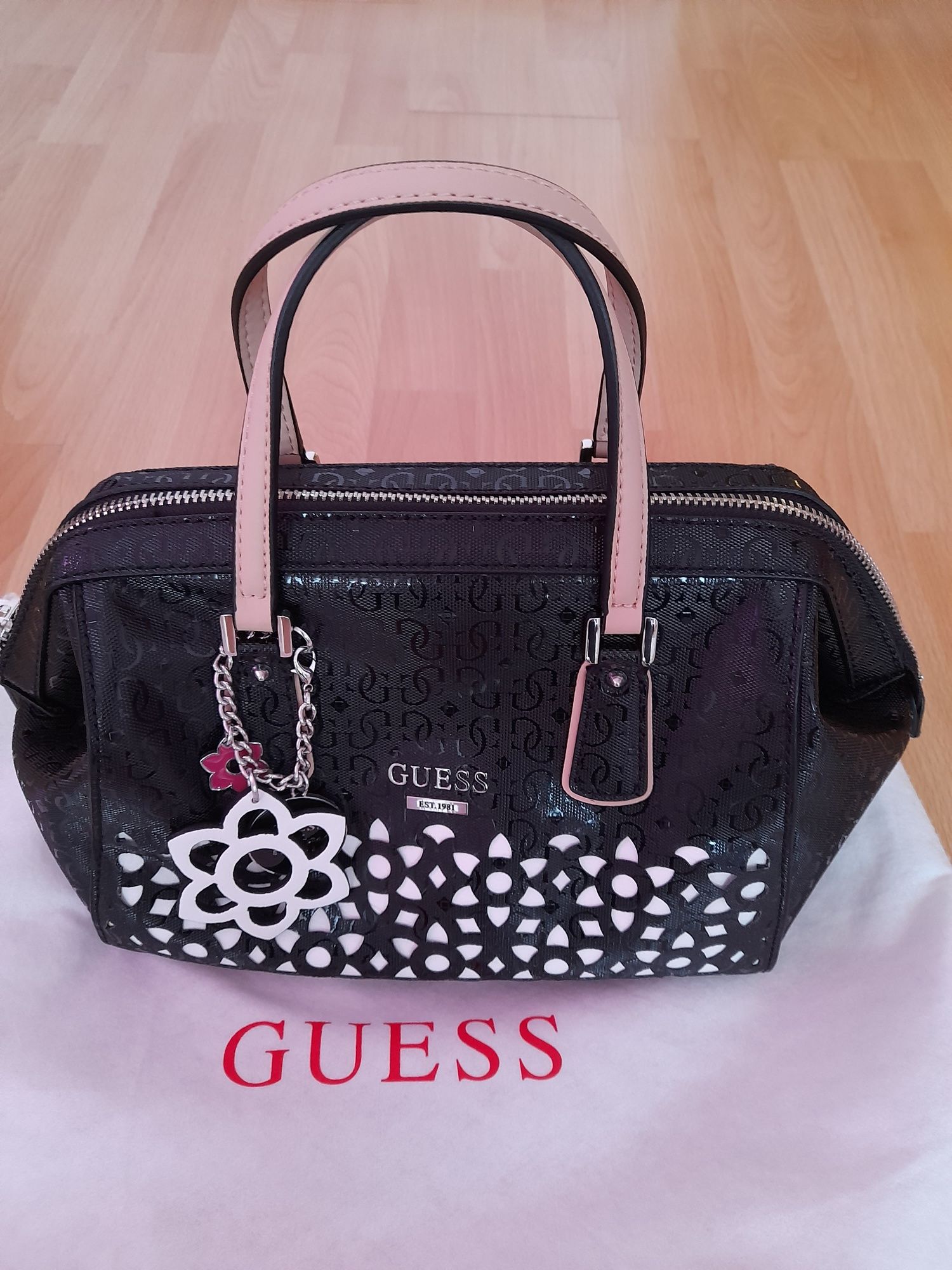 Ново! Дамска чанта GUESS