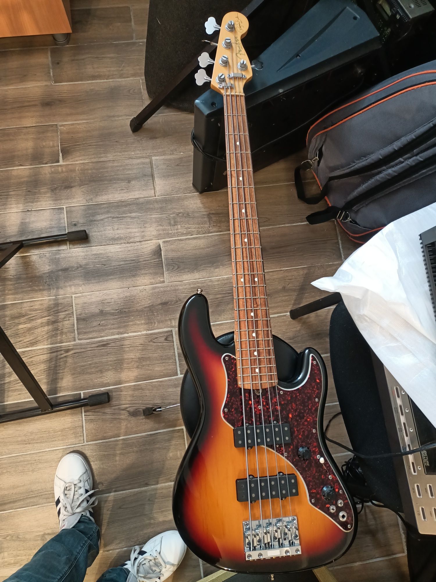 Vând bass fender 5 corzi