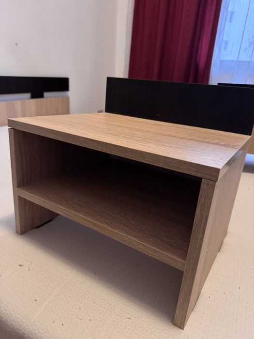 Pat matrimonial cu saltea și două noptiere, practic și bine întreținut