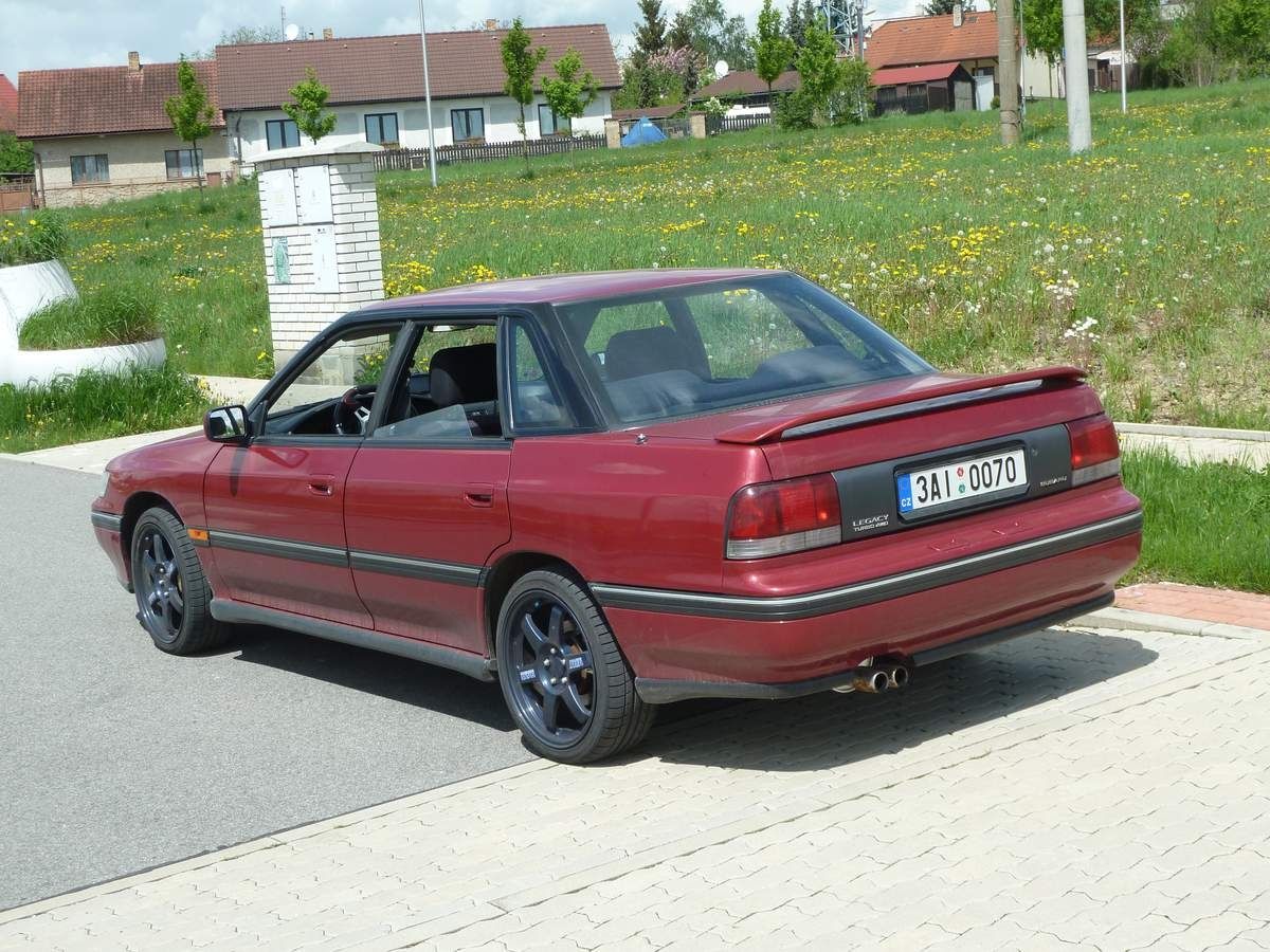 Продам накладку на задний  бампер Subaru Legacy RS. Седан. Кузов BC5