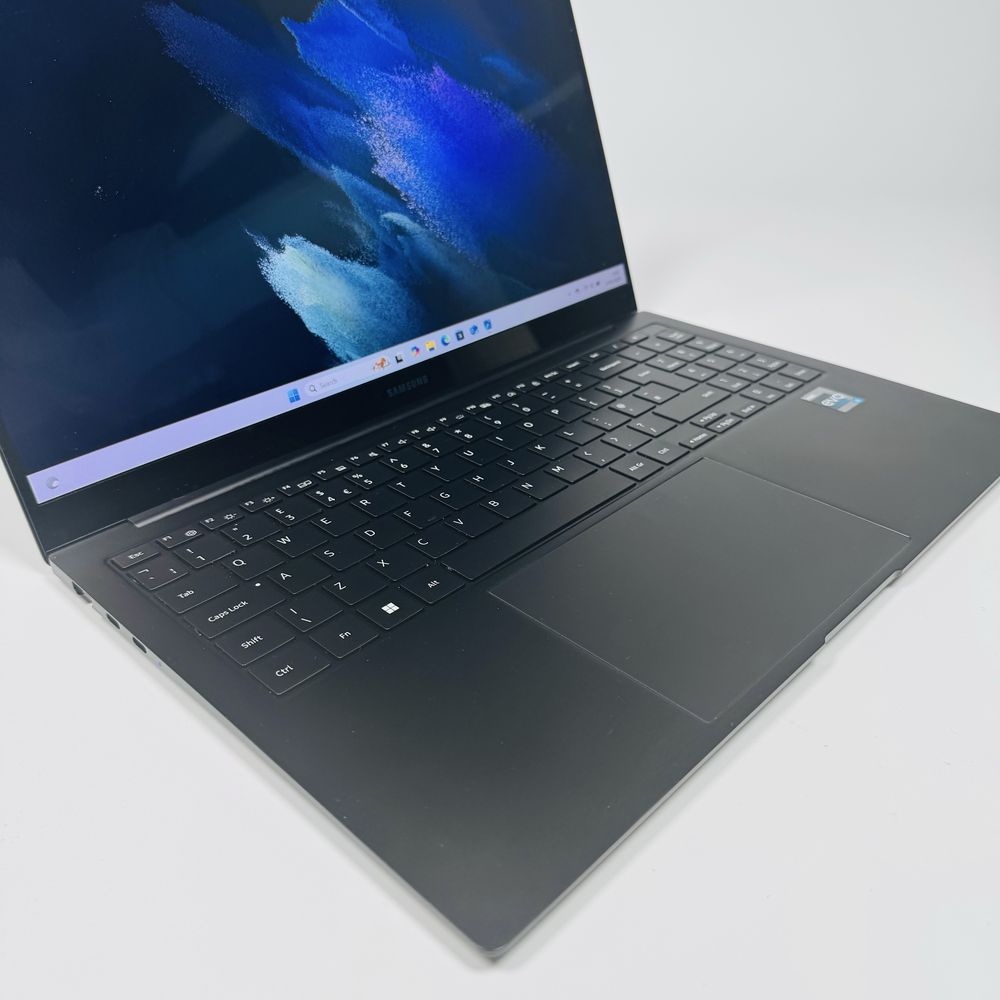 Samsung Galaxy Book 2 Pro 5G/15,6” AMOLED/i5-1240p/8GB LPDDR5/Iris Xe