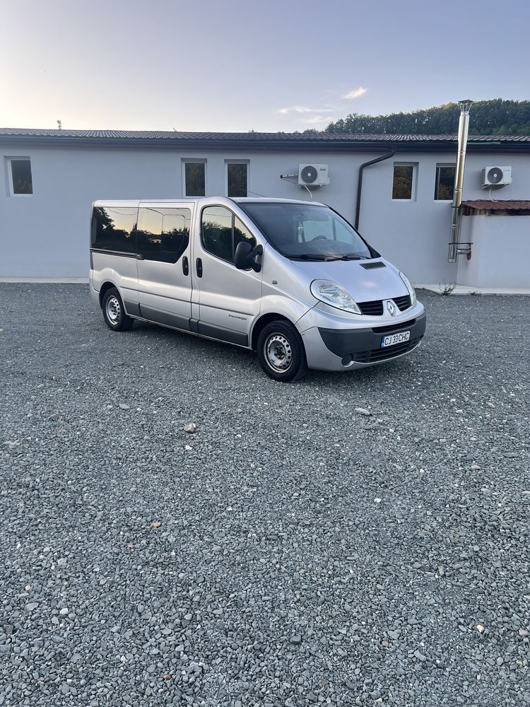 Renault Trafic 8+1 2.0 diesel model lung