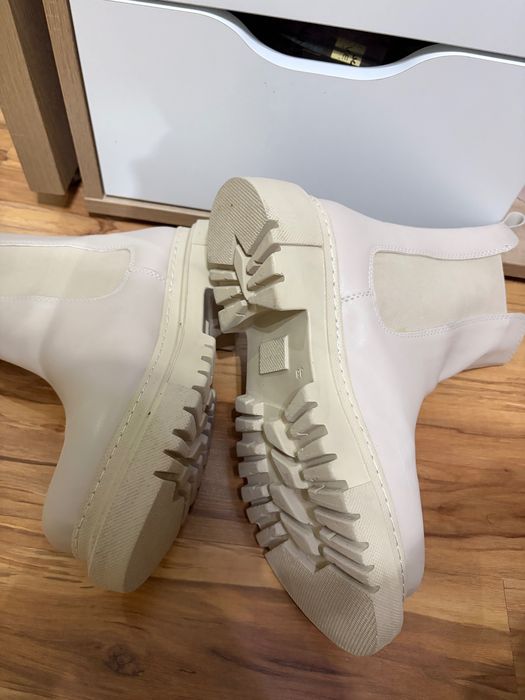 Дамски бежови боти