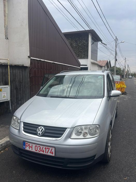 Vând Touran 1.6 fsi