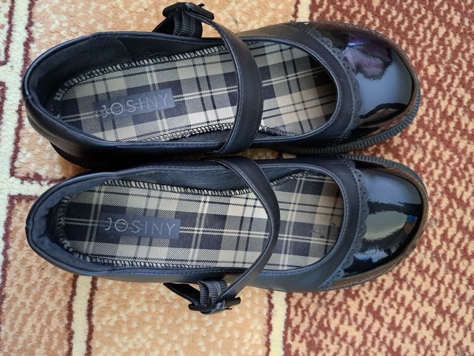 Продам обувь спортивную красок