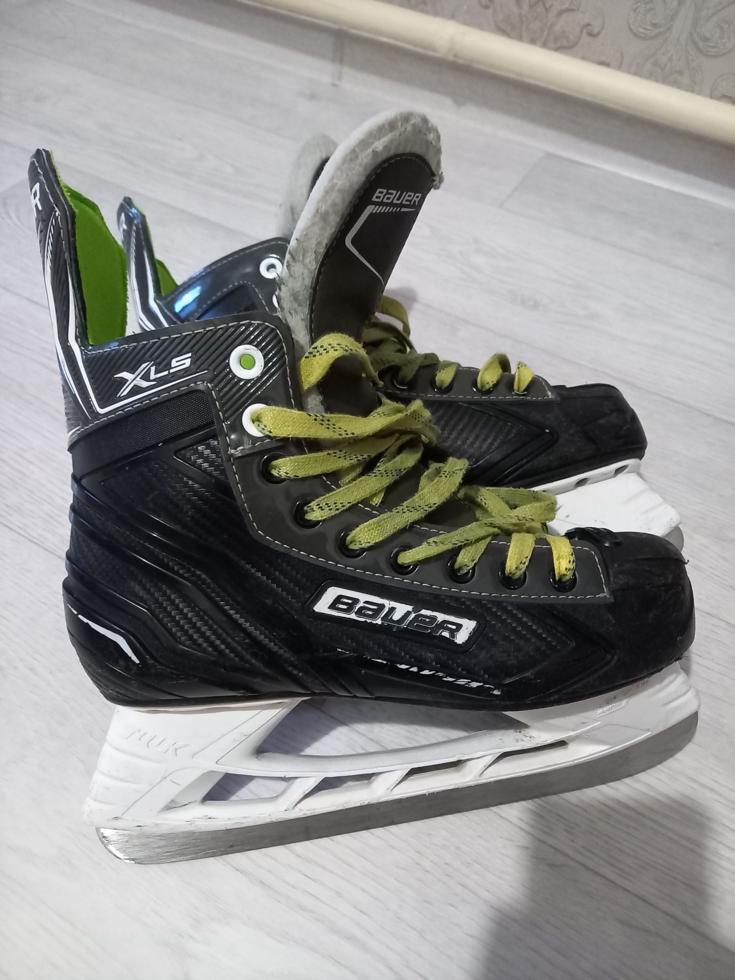 Продам коньки BAUER XLS