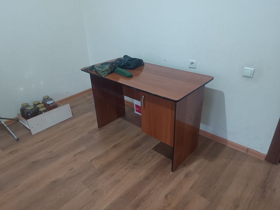 Shkaf, parta va jalyuzi barchasi arzongina sotiladi.