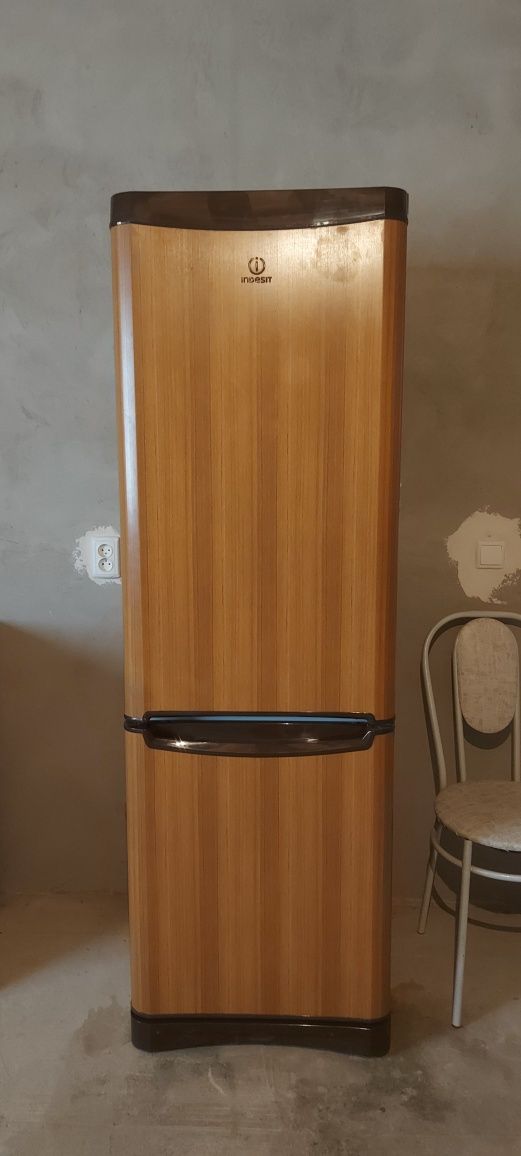 Холодильник indesit