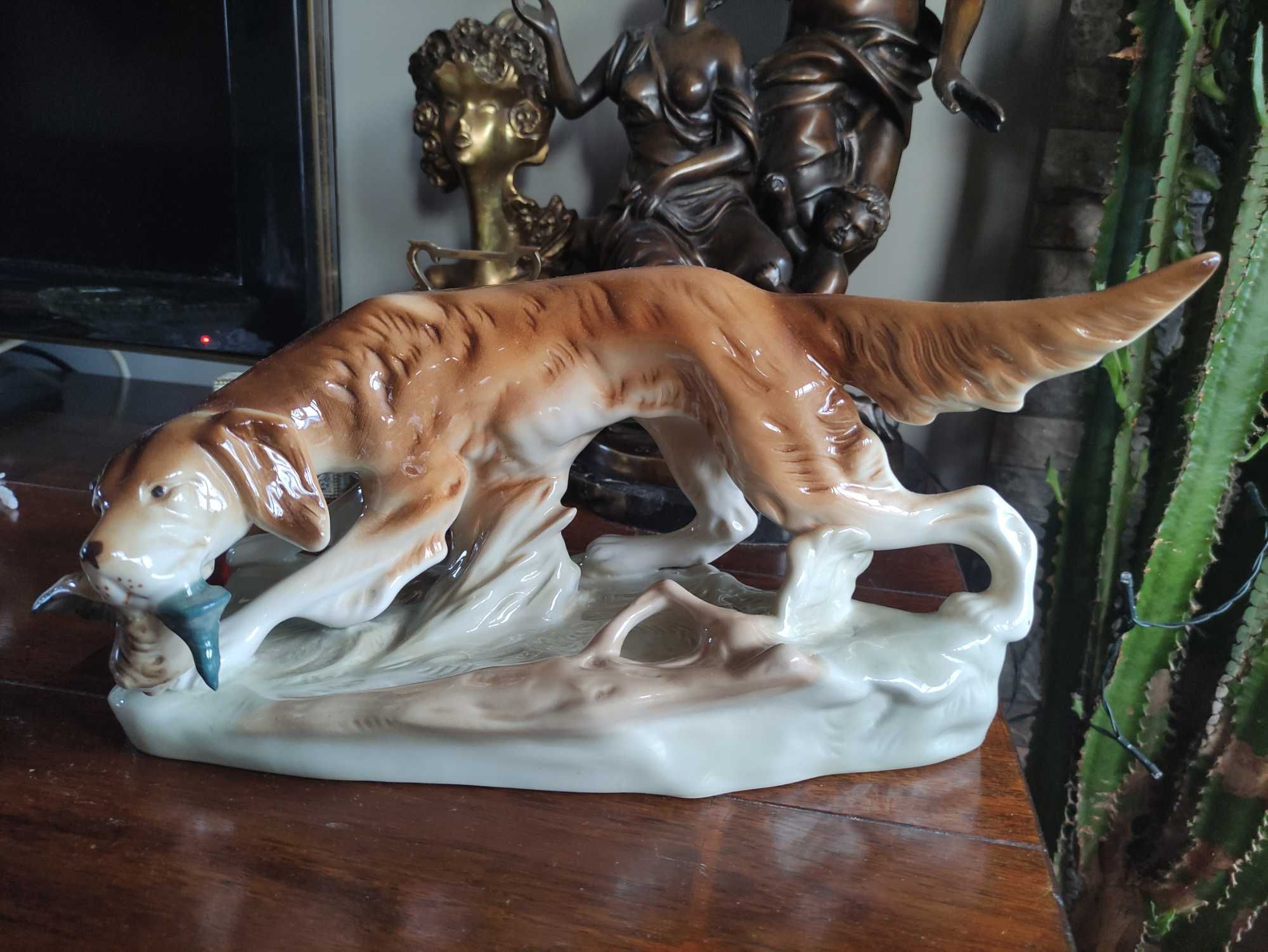 Винтидж Royal Dux Глазирана фигурка Ловно куче - Чехословакия