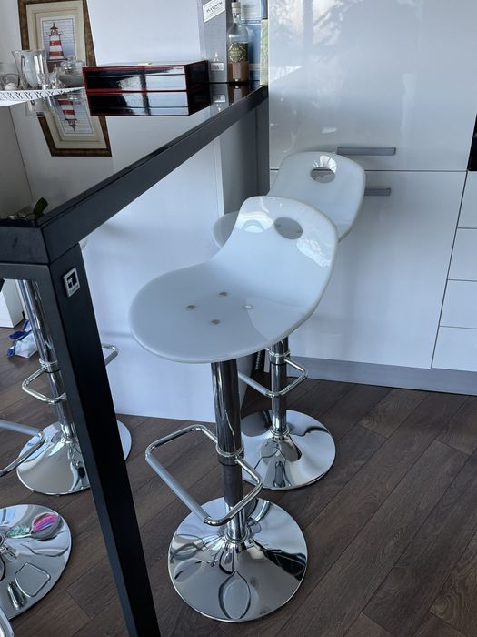 5 бели барови столове с модерен дизайн и удобни седалки.