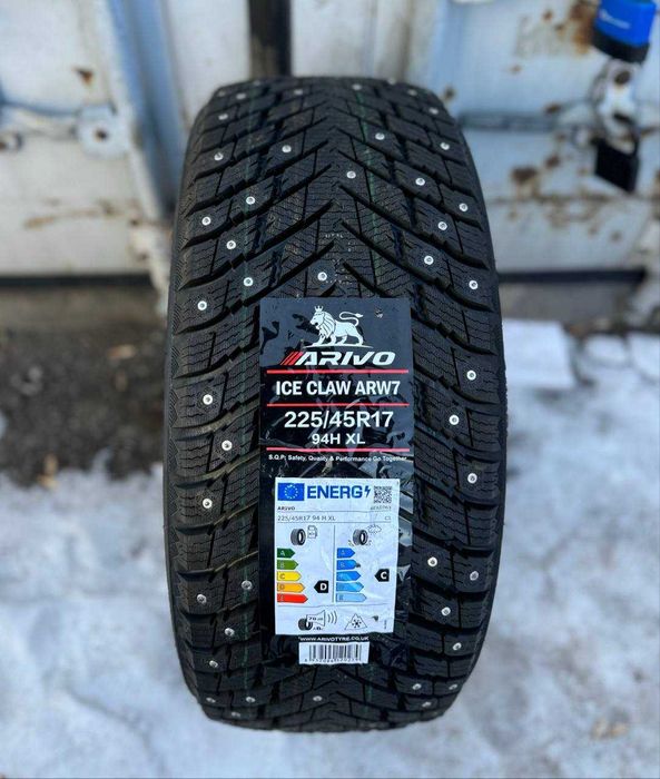 Новые зимние шины с шипами 225 45 R17
