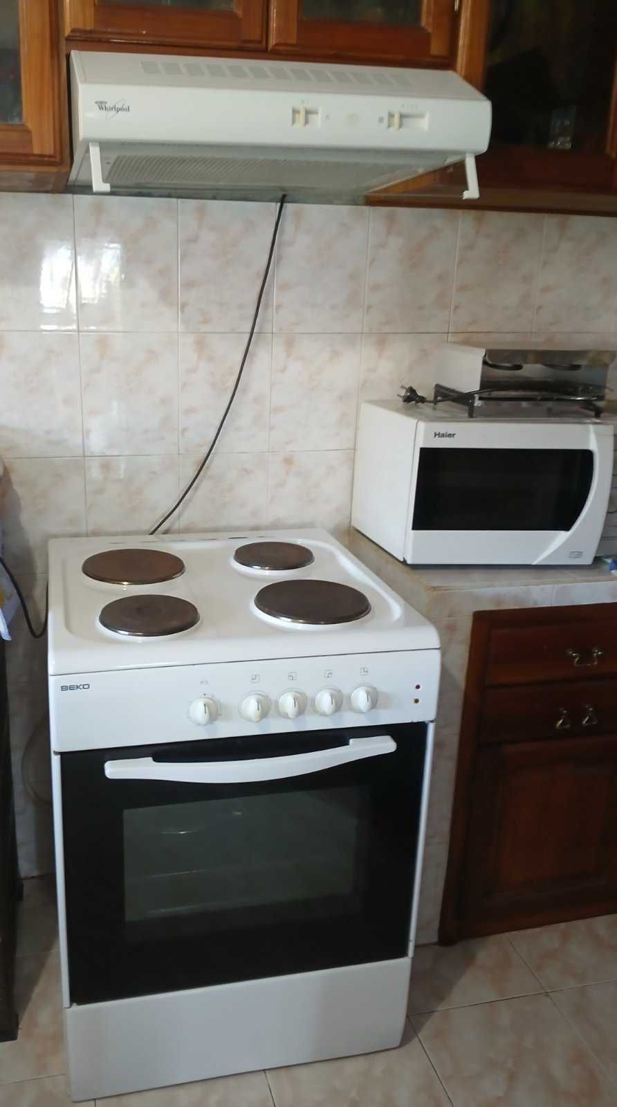 Продавам печка с фурна BEKO и абсорбатор Whirlpool.