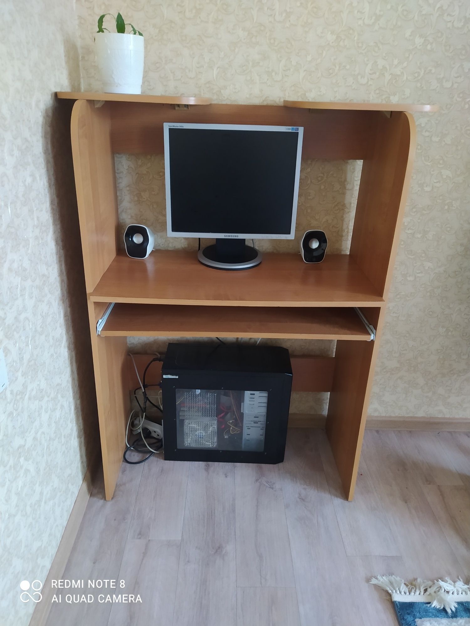 Стол компьютерный, системный блок, монитор, колонки.