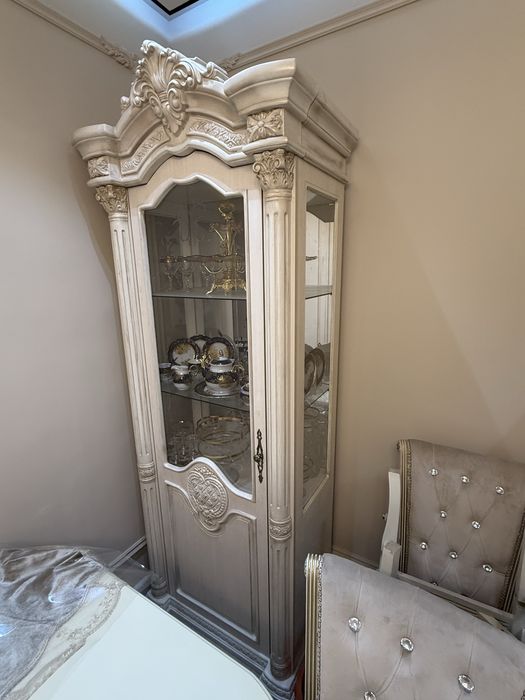 Комплект мебели 12 стульев, 1 стол и два пенала состояние : отличное