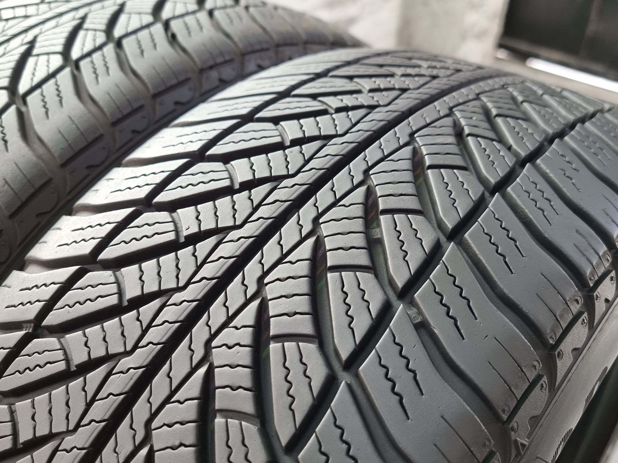 "Dot 21" 245/45/18 Goodyear 4Броя: 440лв 7мм Run On Flat