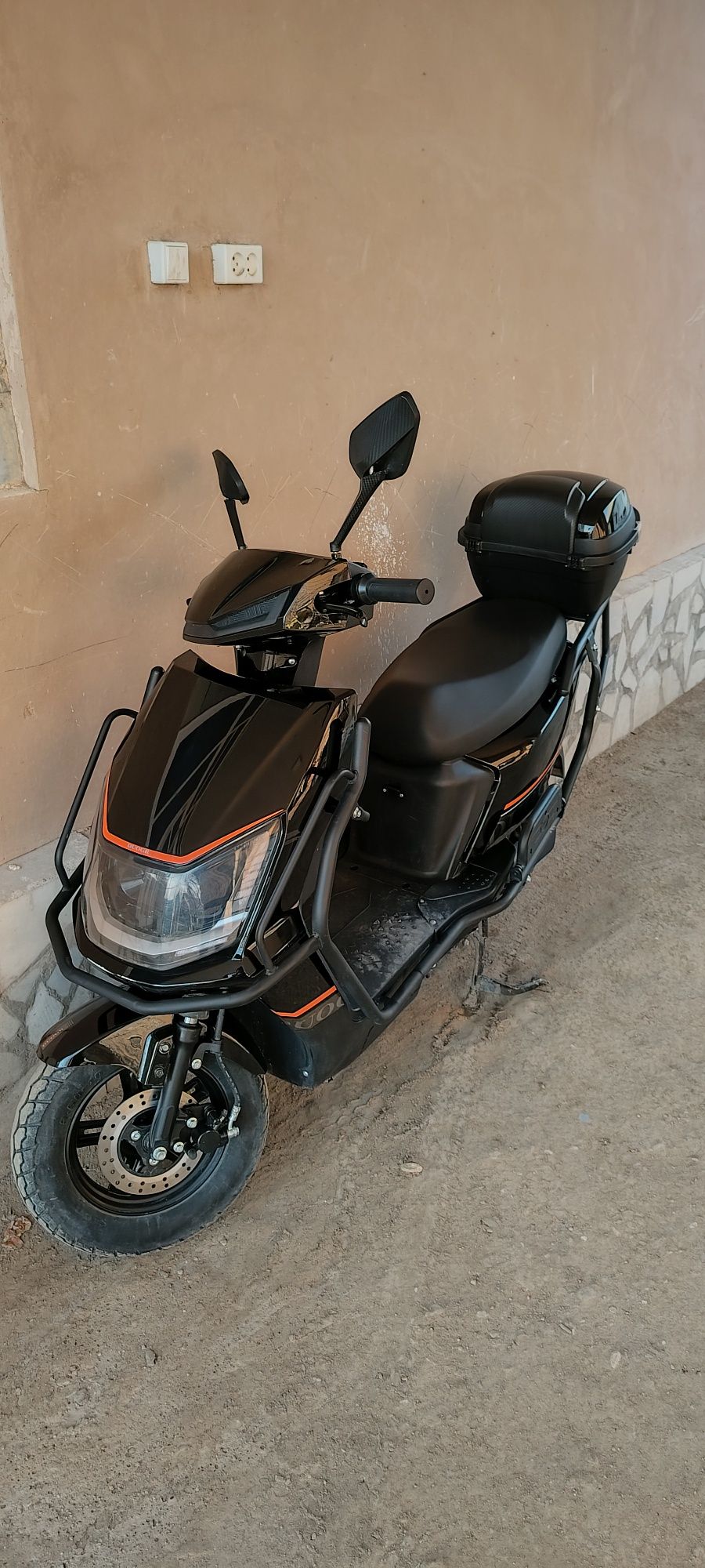 Skuter sotiladi. Holati alo darajada.
