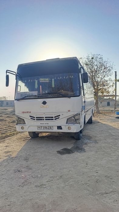 Isuzu avtobus sotiladi.