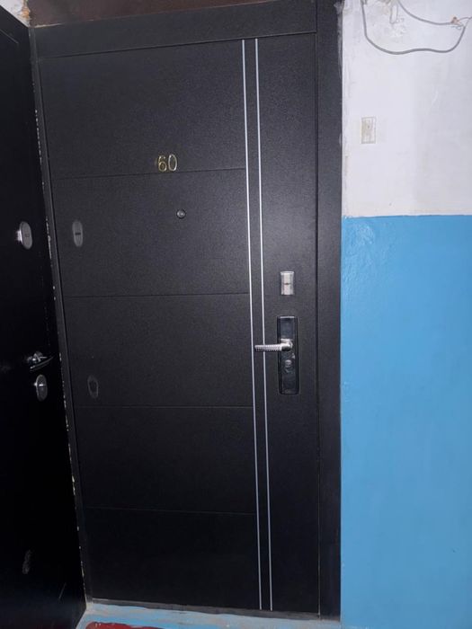 Дверь входная почти новая