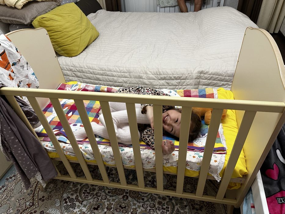 Отдам бесплатно детскую кроватку с матрацем и надматрацником