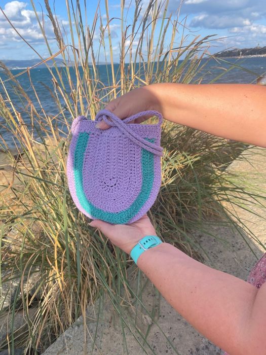 Мини плетена чанта на една кука, ментово и лилаво,с дълга дръжка