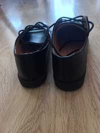 Черни затворени обувки
