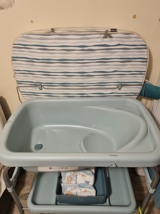 Masă de înfășat și cădiță de baie 2-în-1 Chicco Cuddle & Bubble.