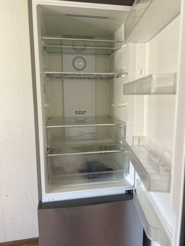 Холодильник б/у, работает идеально, продаю в связи с переездом