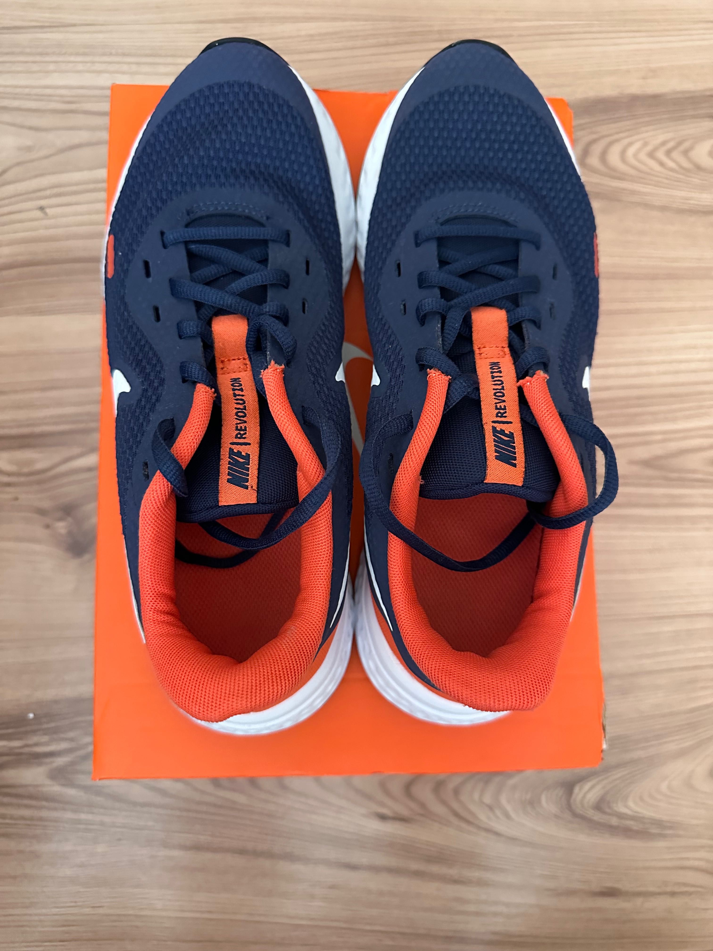 Дамски маратонки Nike Revolution 5
