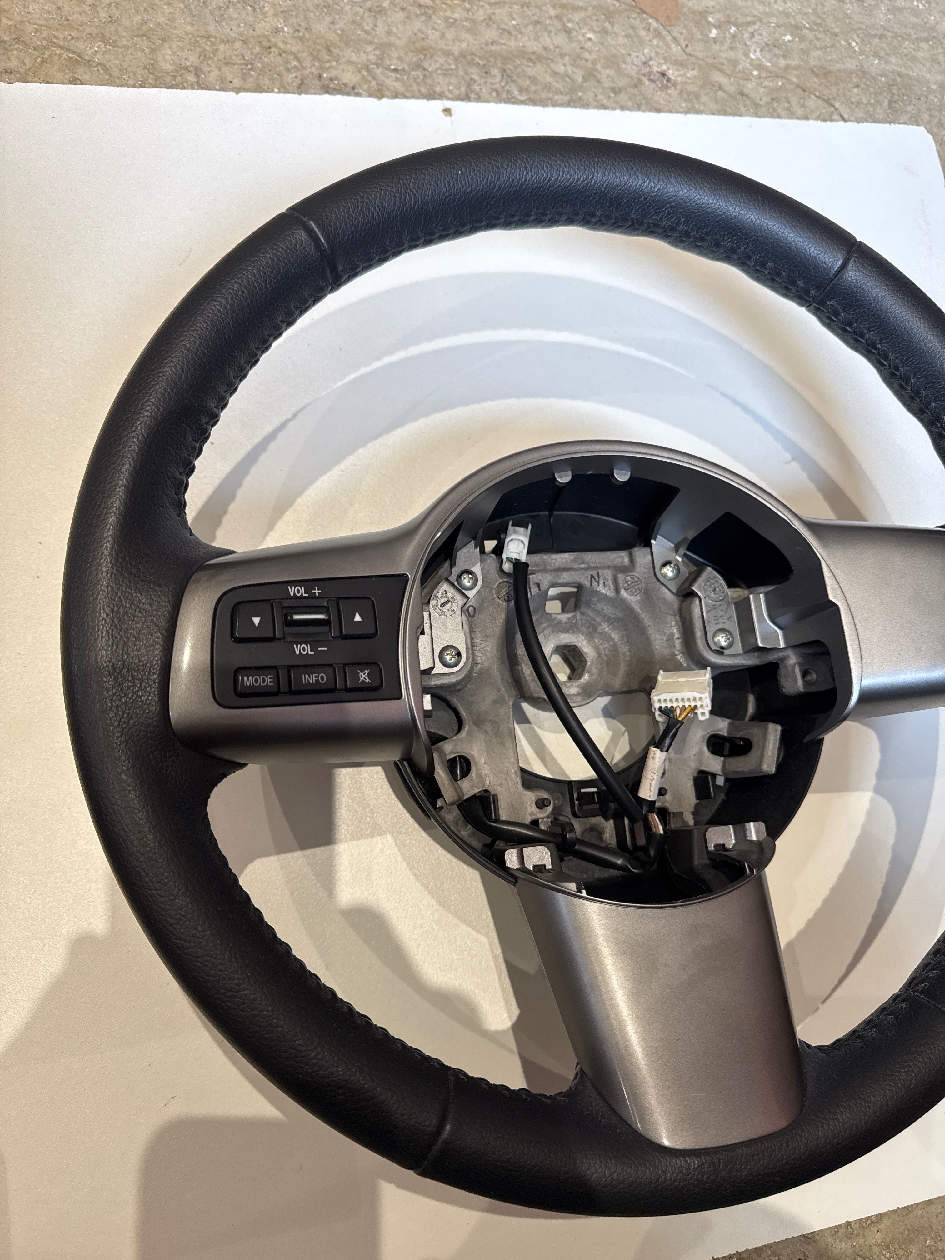 Mazda 2 кожен волан Мазда 2