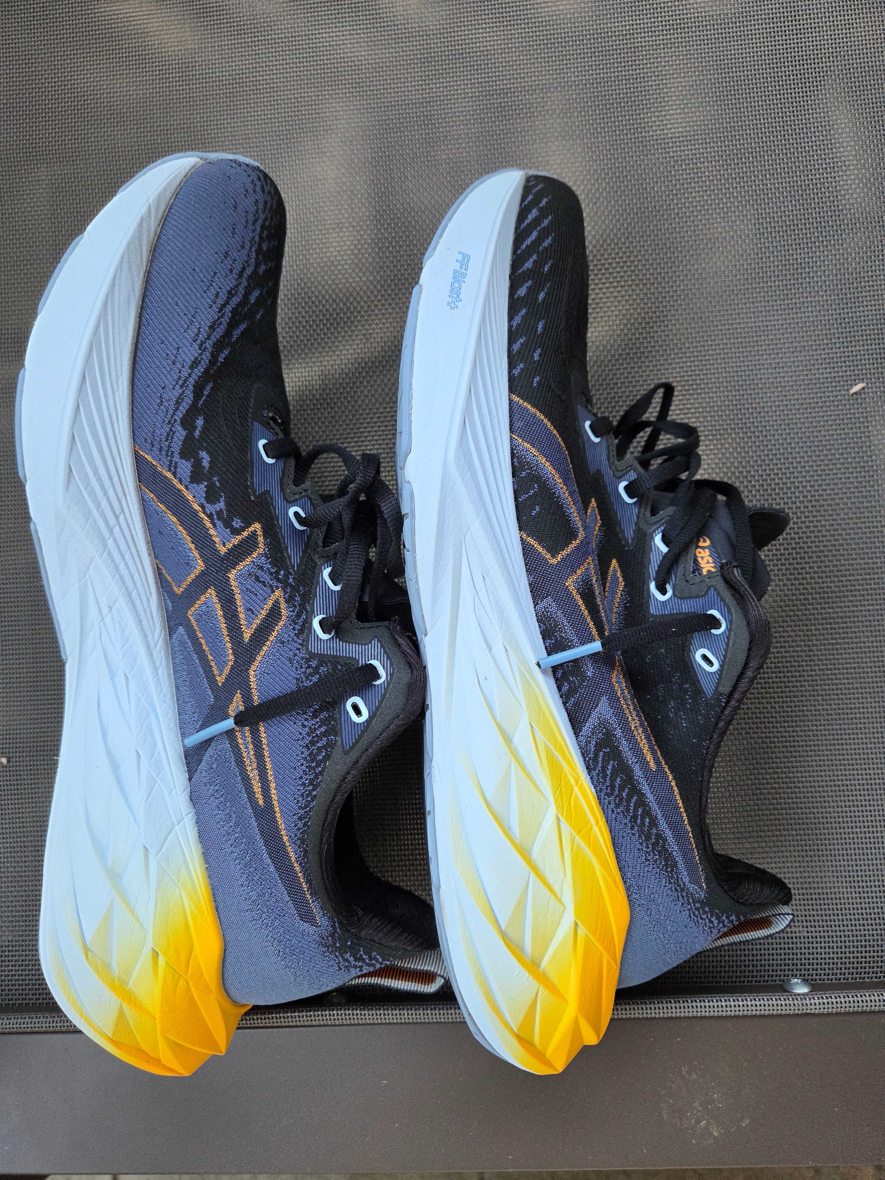 Asics Novablast 4, mărimea 46 EUR, echivalent 29 cm si Hoka 45 1/3