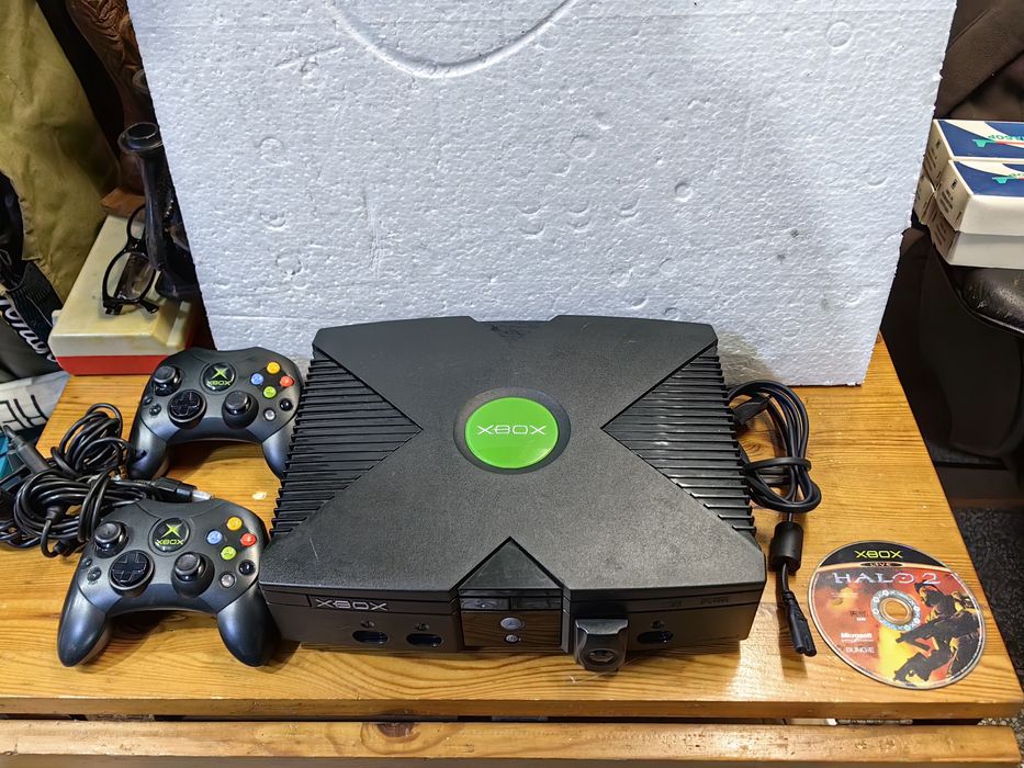 Конзола XBOX + 2 джойстика и една игра