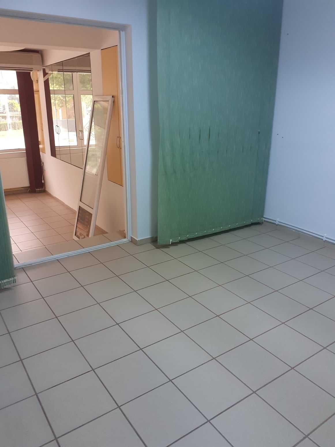 Vând două apartamente legate în Tecuci cu spațiu comercial