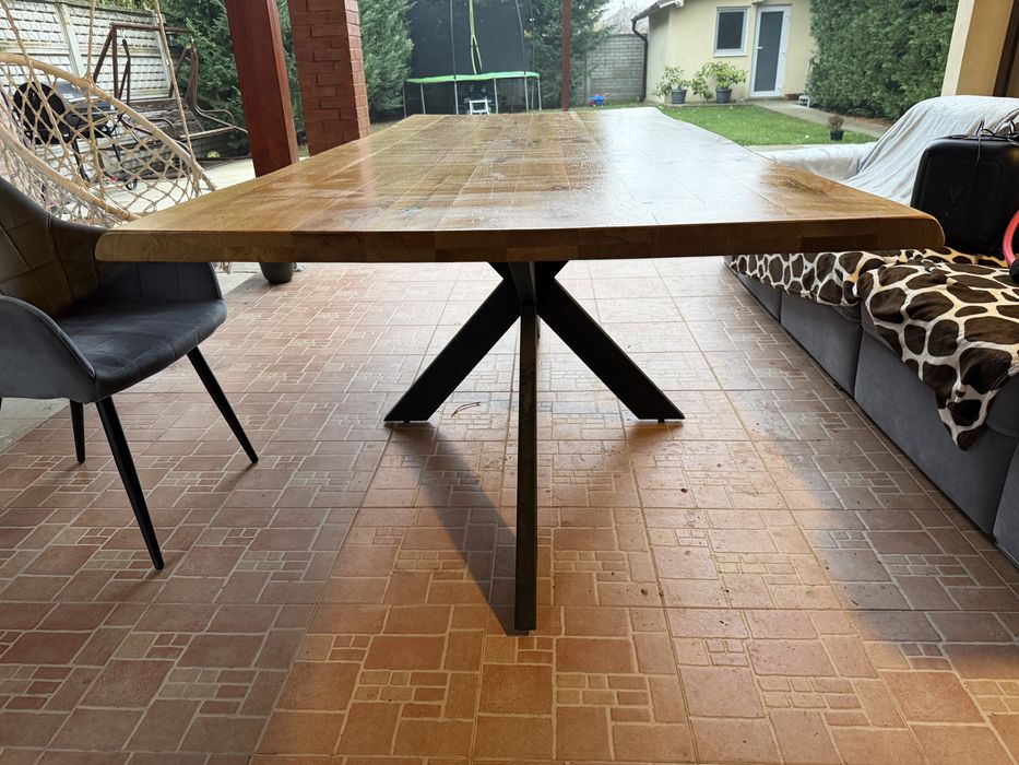 Vând masă  din lemn masiv (stejar) cu picioare metalice